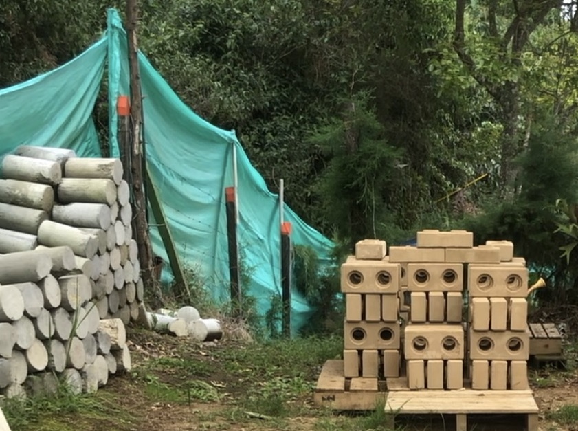 LecoArte se dedica a la construcción de casas por medio de la elaboración de ladrillos ecológicos con un diseño innovador siempre brindando protección y seguridad al cliente, consideramos que el diseño permitirá generar ahorros en: 

La etapa de construcción de las viviendas.

En el proceso de fabricación de los ladrillos y la mano de obra.

Generando de esta manera un 40% de ahorro económico y disminución en los tiempos de construcción. 

El ladrillo ecológico es elaborado para mejorar el medio ambiente y la sostenibilidad. Los ladrillos se elaborarán con tierra compactada estilo tapia.