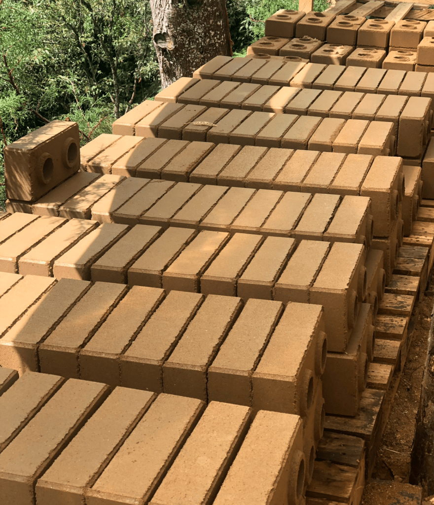 Es la solución al problema constructivo del presente, por sus características físicas le proporciona economía, estabilidad estructural, armonía, y belleza a las obras. Además este bloque es ecológico, es elaborado con tierra no necesita cocción y el curado se realiza por proceso de humectación. Entre las principales ventajas  tenemos: 

Ahorro sustancial de un 40% a un 60% al terminar la obra en:

Tiempo de construcción; Fácil y rápido de armar, se estipula un 60% de ahorro en el tiempo de construcción.

Valor Inversión; se estipula más de un 40% en la disminución de la inversión de materiales y disminuye el desperdicio de ellos. 

Acabado de obra limpia, no se requiere revocar o enchapar.

Los ladrillos ecológicos LecoArte son sismorresistentes, dando más seguridad y protección a las familias que las habitan.